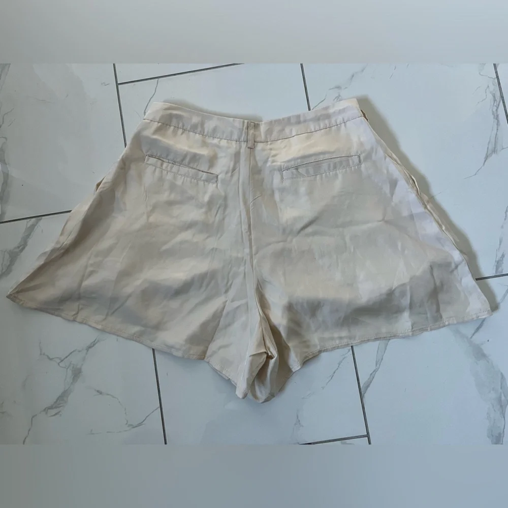 NWT Weekend/ High waisted dress shorts/ Oyster colour/ Silky material/ Size US S - Picture 5 of 10